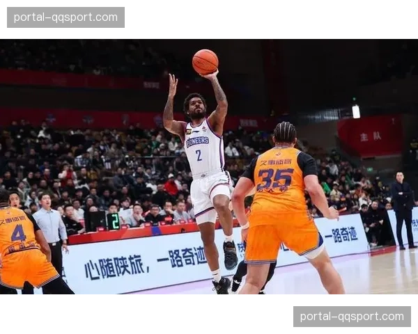 官方暂停：深圳队外援萨林杰返回更衣室检查脚踝伤势