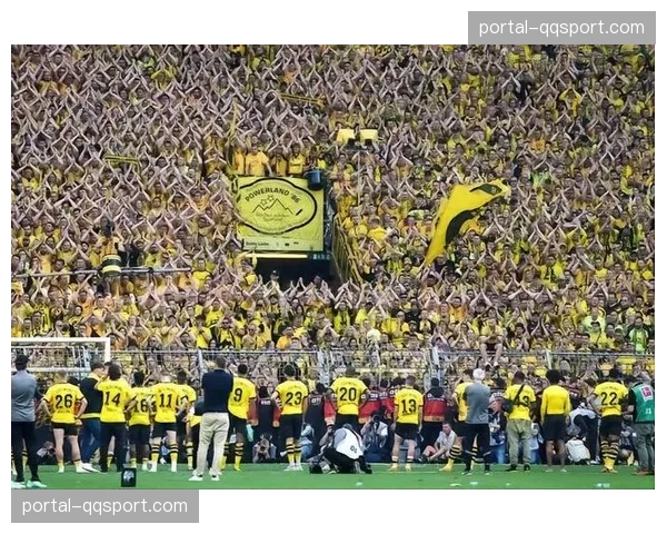 特写：老将罗伊斯在威斯特法伦的赛前热身，看台响起巨大歌声